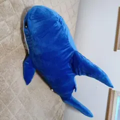 青いシャーク型ぬいぐるみ
