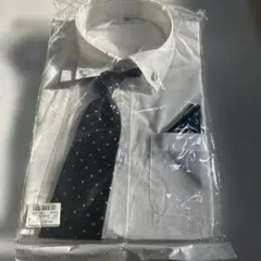 130 白長袖シャツ・黒ドットネクタイ・ポケットチーフ