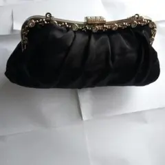 訳あり　黒いサテンプリーツクラッチバッグ