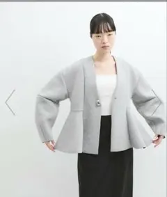 アダムエロペ　【洗える】エッグブローチ付きペプラムカーディガン　ジャケットのサムネイル