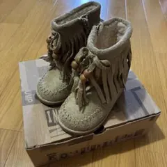 フリンジ付きベージュブーツ