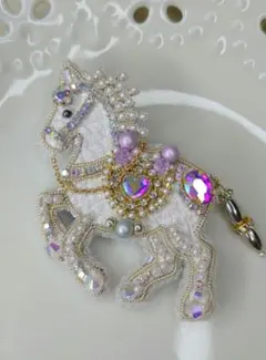 ビーズ刺繍ブローチ　白馬　馬　午年　ハンドメイド