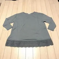 未使用品。earth musicのくすみブルーの綿混Aラインチュニックカットソー