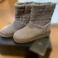 （新品）コーチ ショートブーツ ムートンブーツ グレー シグネチャー レザ-