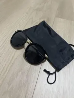 ブラックフレーム ゴールドテンプル サングラス