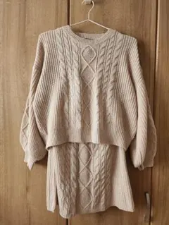 ベージュ ケーブルニット クロップド丈・ミニスカートセット服