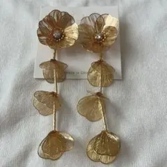 ✨新品✨ピアス　ゴールド　花　結婚式　ドレス　フラワーリーフ　ウェディング