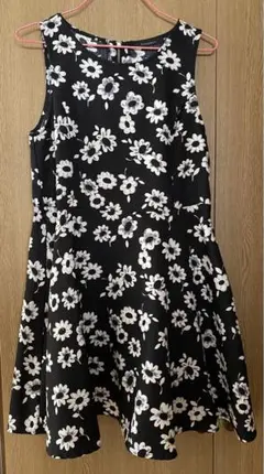 黒白花柄ノースリーブワンピース