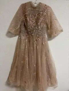 ピンクベージュ 刺繍入り パーティードレス