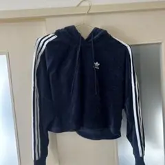 adidas ネイビー クロップドパーカー