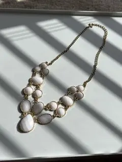 ホワイトビジューネックレス