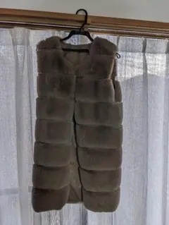 ミルキーベージュ？ ファーコート ノースリーブ