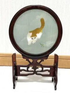 상태좋음 中国伝統工芸 蘇州刺繍 両面刺繍 猫とカマキリ 卓上置物 木製飾り台付