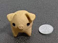 陶器製 　３本脚の豚の置物 　お守り　約3cm