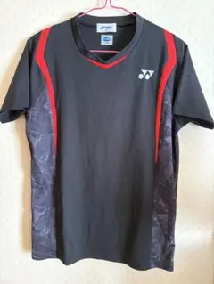YONEX バドミントンウェア 黒 赤 Vネック ユニフォーム 半袖