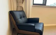 黒い合成皮革の一人掛けソファ