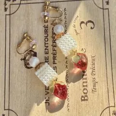 いちご×ホワイトパール　ハンドメイド　イヤリング　ゴールド
