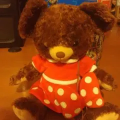 茶色のクマのぬいぐるみ 赤いドレス