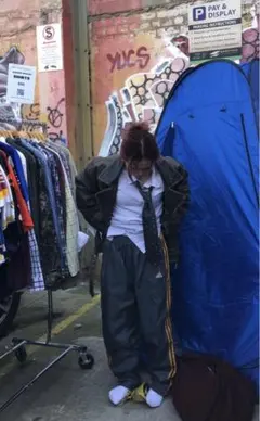 adidas グレー ナイロンパンツ サイドストライプ