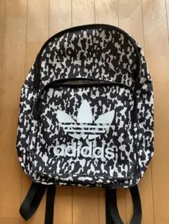 adidasのデイバッグ