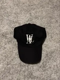 黒のロゴ入りキャップのサムネイル