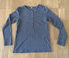 < ユニクロ > グレー ヘンリーネック 長袖Tシャツ