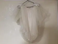 ホワイトチュールロンパース フリル付き　肩　フラワー　花びら
