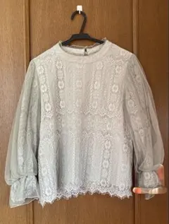 エレガントな花柄レースブラウス