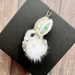ビーズ刺繍ブローチ＆チャーム♡白うさぎ♡ハンドメイド