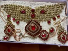 赤とクリアのネックレスとイヤリングセット