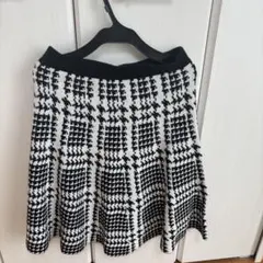 ★未使用に近い★レディース aquagirl 白と黒のニットフレアスカート冬服のサムネイル
