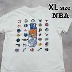 NBA　公式　Tシャツ　XL　ホワイト　白　プリント　チームロゴ　USA古着のサムネイル