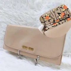 レア美品✨️ミュウミュウ◇裏地花柄フラップ長財布　マドラスベージュゴールド金具のサムネイル