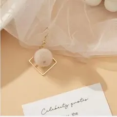 モコモコ　ボンボン付きピアス　リング付きだからオールシーズンで活躍♪