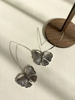 NO.510 蝶々モチーフ　ビンテージ風　ロング　大ぶり　個性的　ピアス
