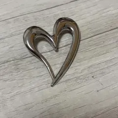 ハート　メタルブローチ　シルバー 安全ピン型　ヴィンテージ風　銀　メタリック
