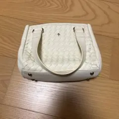 ホワイト編み込みバッグとブラックハンドバッグセット