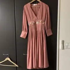 Lily Brown マトラッセ刺繍ワンピース ピンク
