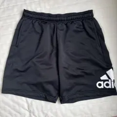 アディダスブラックショートパンツ