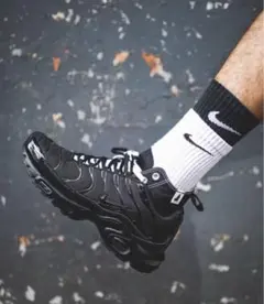 TN(c): NIKE® + CONVERSE® - メルカリ