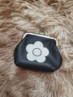 デイジーがま口ポーチ　ブラック　マリー・クワント