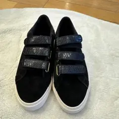 ブラック スニーカー