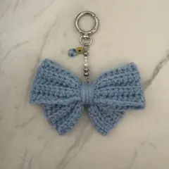 水色の編み物リボンチャーム