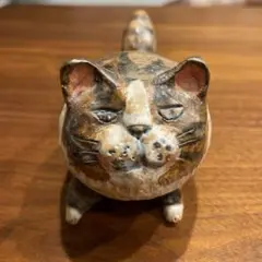 陶器 猫の置物 茶色と黒のストライプ