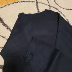 黒のVネックニットセットアップ