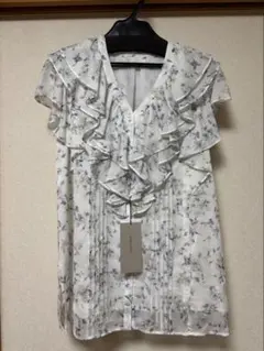 新品未使用タグ付き】JUSGLITTY フラワーフリルブラウス ライトグレー 