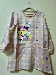 【新品未使用】 サンリオ　長袖　キャラクターエプロン 保育士 介護士