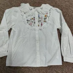 刺繍入りフリル長袖ブラウス