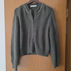 ZARA グレー？カーキ寄り。 ビジュー付きカーディガン L