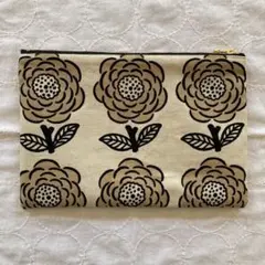 ハンドメイド　フラットポーチ　フラワー柄　う早この布　大きめ　北欧